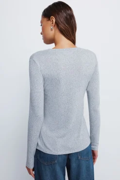 Camiseta cuello tachas