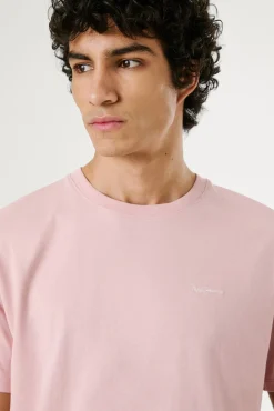 Camiseta de manga corta con logo bordado.