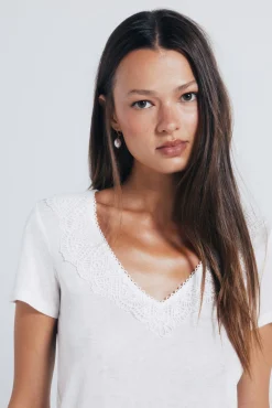 Camiseta escote crochet
