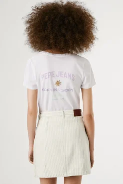 Camiseta manga corta con logo bordado y dibujo trasero.