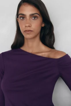 Camiseta off shoulder