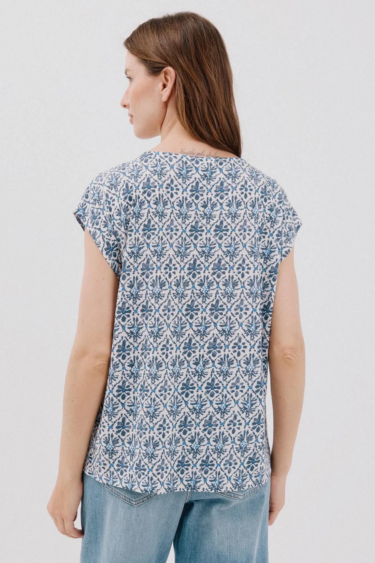 Camiseta pico con detalle puntilla