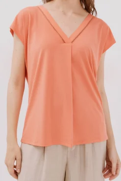 Camiseta pico con detalle puntilla
