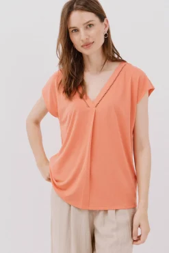 Camiseta pico con detalle puntilla