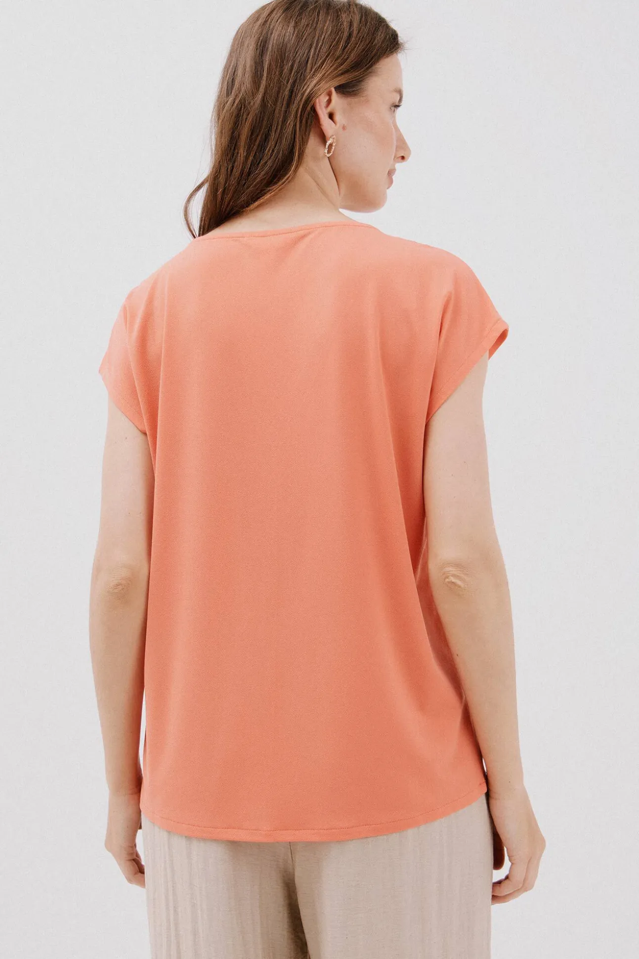 Camiseta pico con detalle puntilla