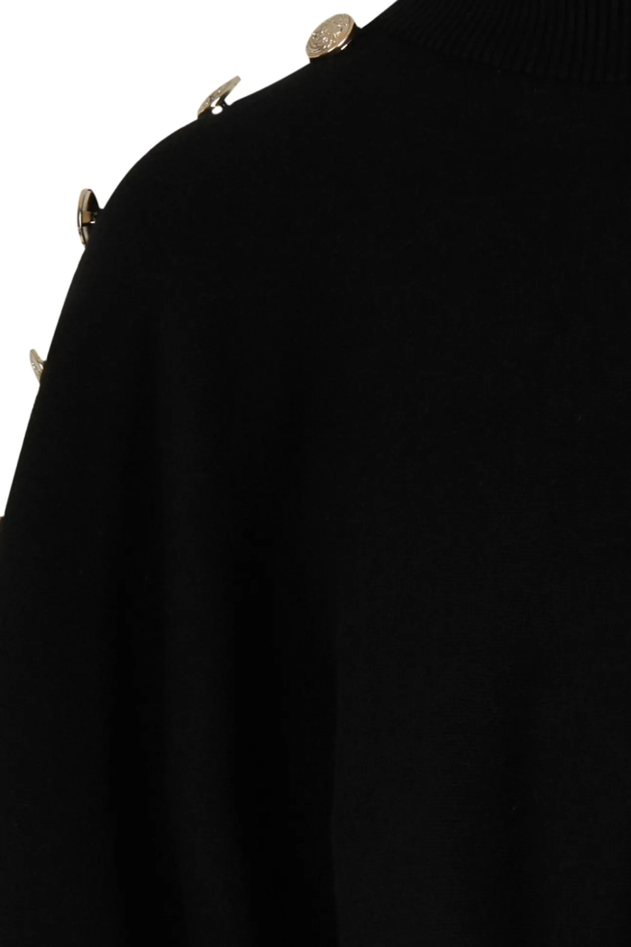 Capa con cuello alto