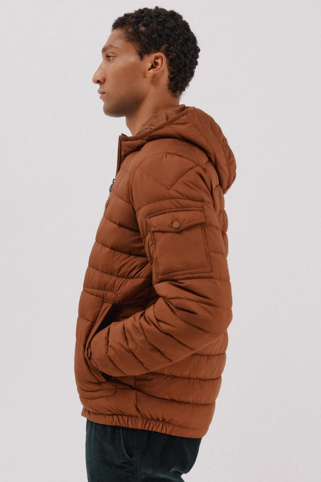 Cazadora acolchada ultralight con capucha