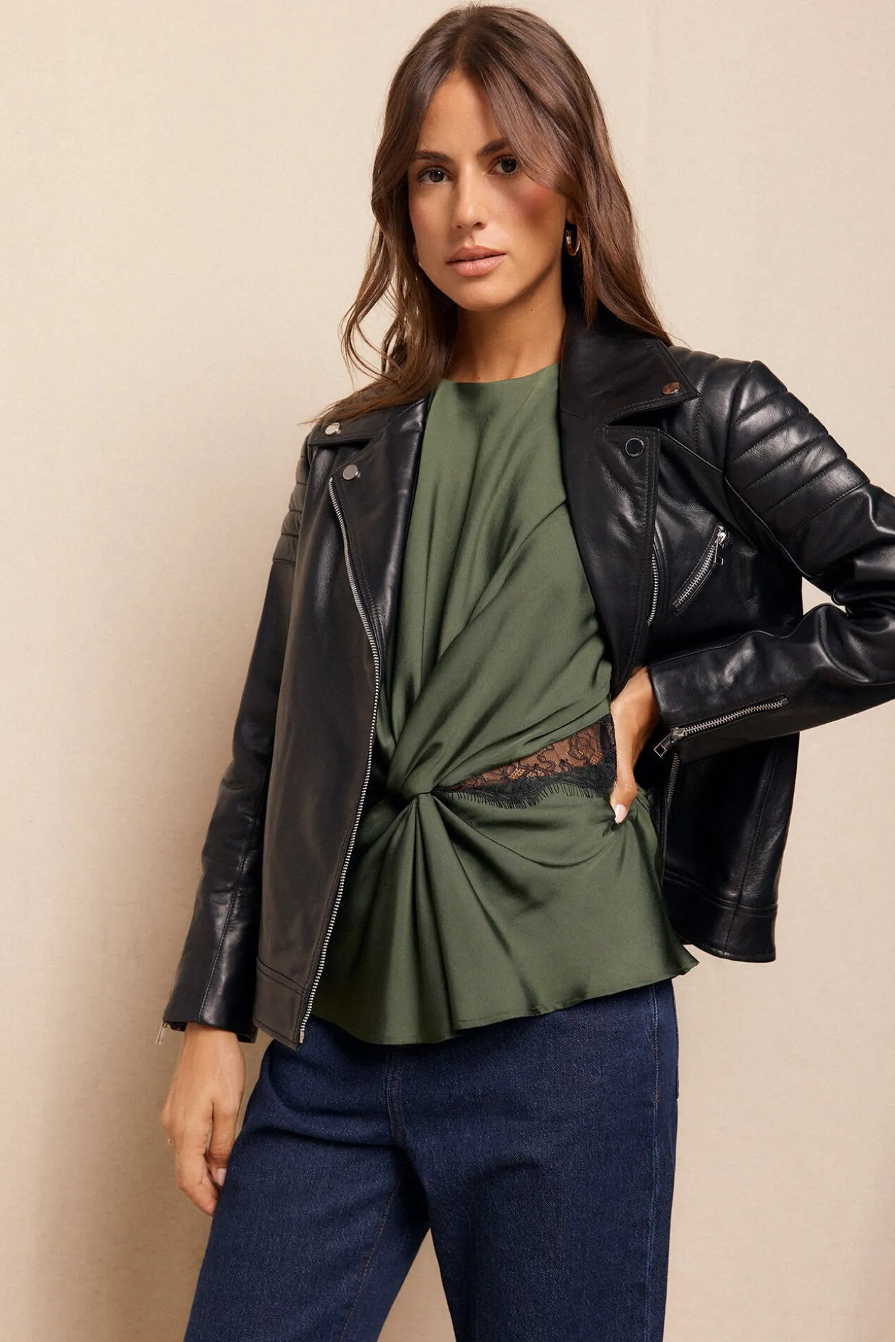 Cazadora biker de napa con acolchado en hombros