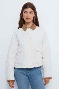 Chaqueta corta acolchada cuello pana