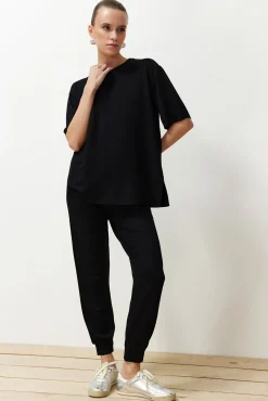 Conjunto pantalones y camiseta negro liso