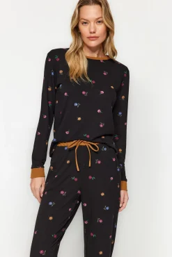 Conjunto pijama jogger negro estampado floral