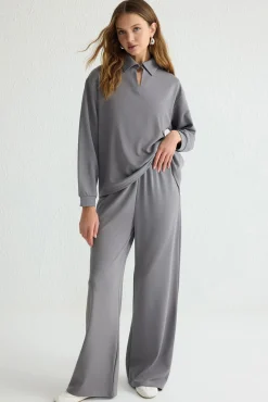 Conjunto top y pantalón con cuello polo gris