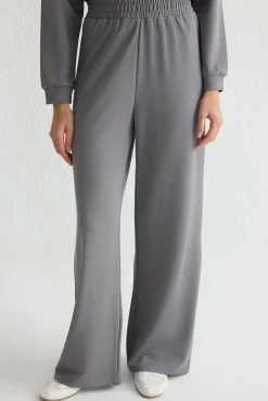 Conjunto top y pantalón con cuello polo gris