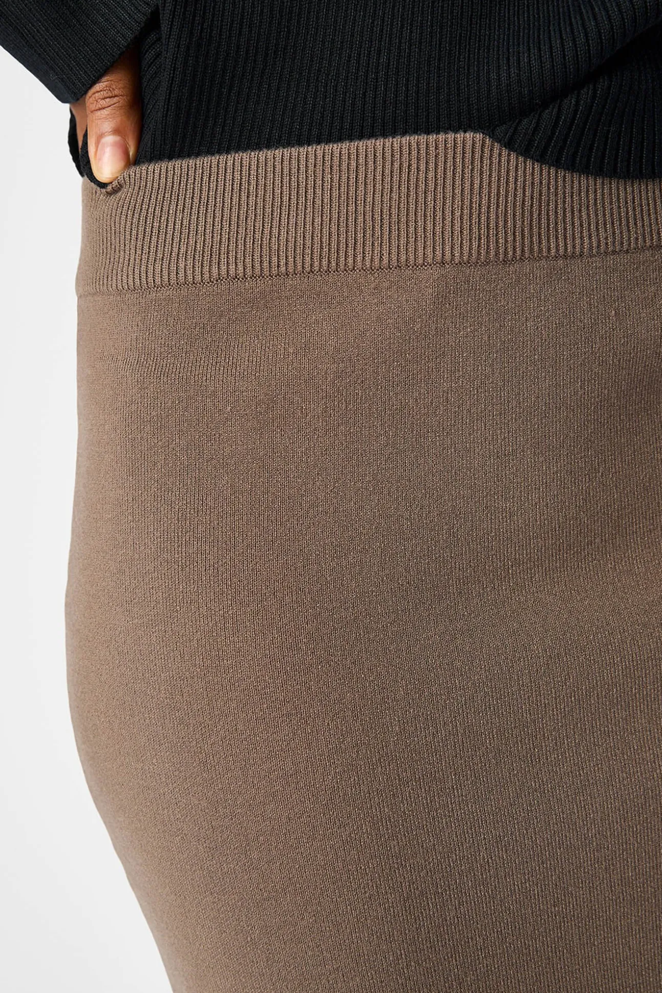 Falda punto midi