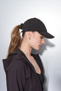 Gorra técnica ajustable logo negra