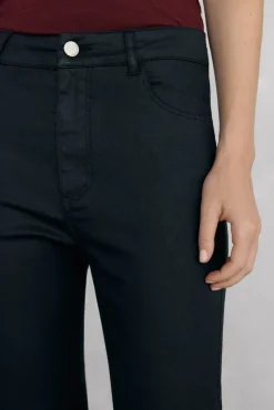 Jeans efecto cuero flare cropped basic