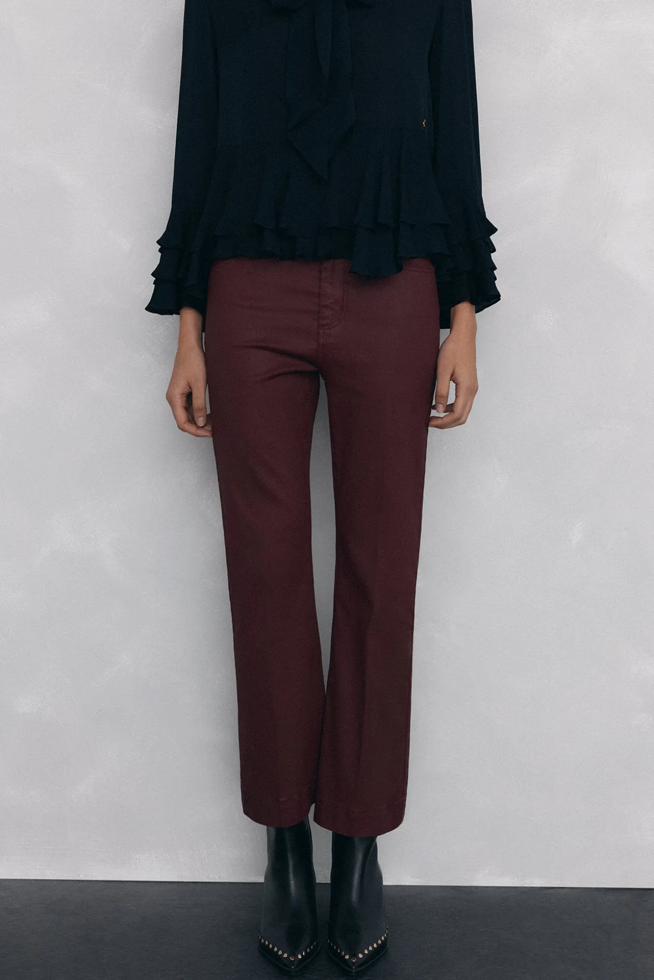 Jeans efecto cuero flare cropped basic