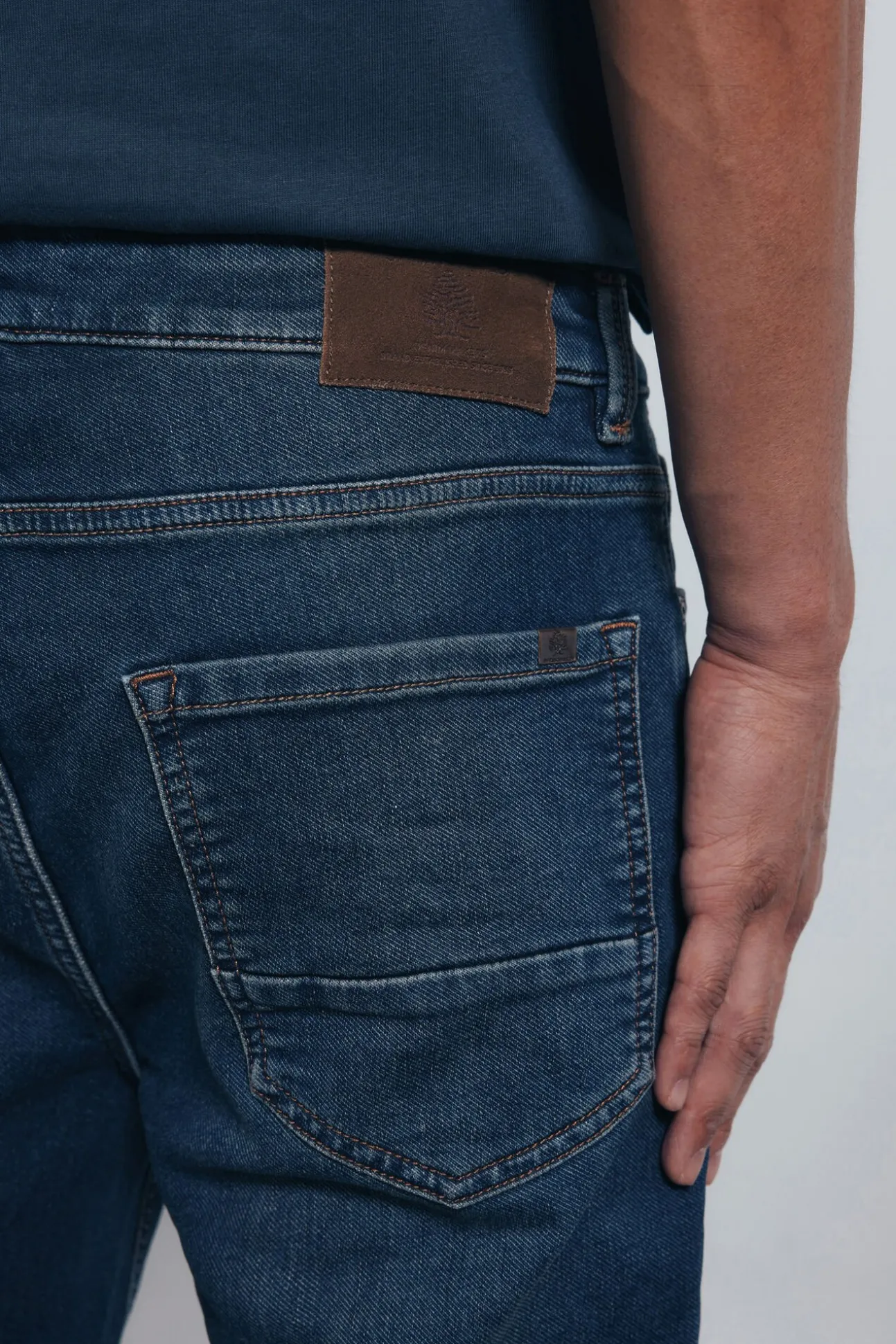Jeans en knit denim sobretintado slim fit