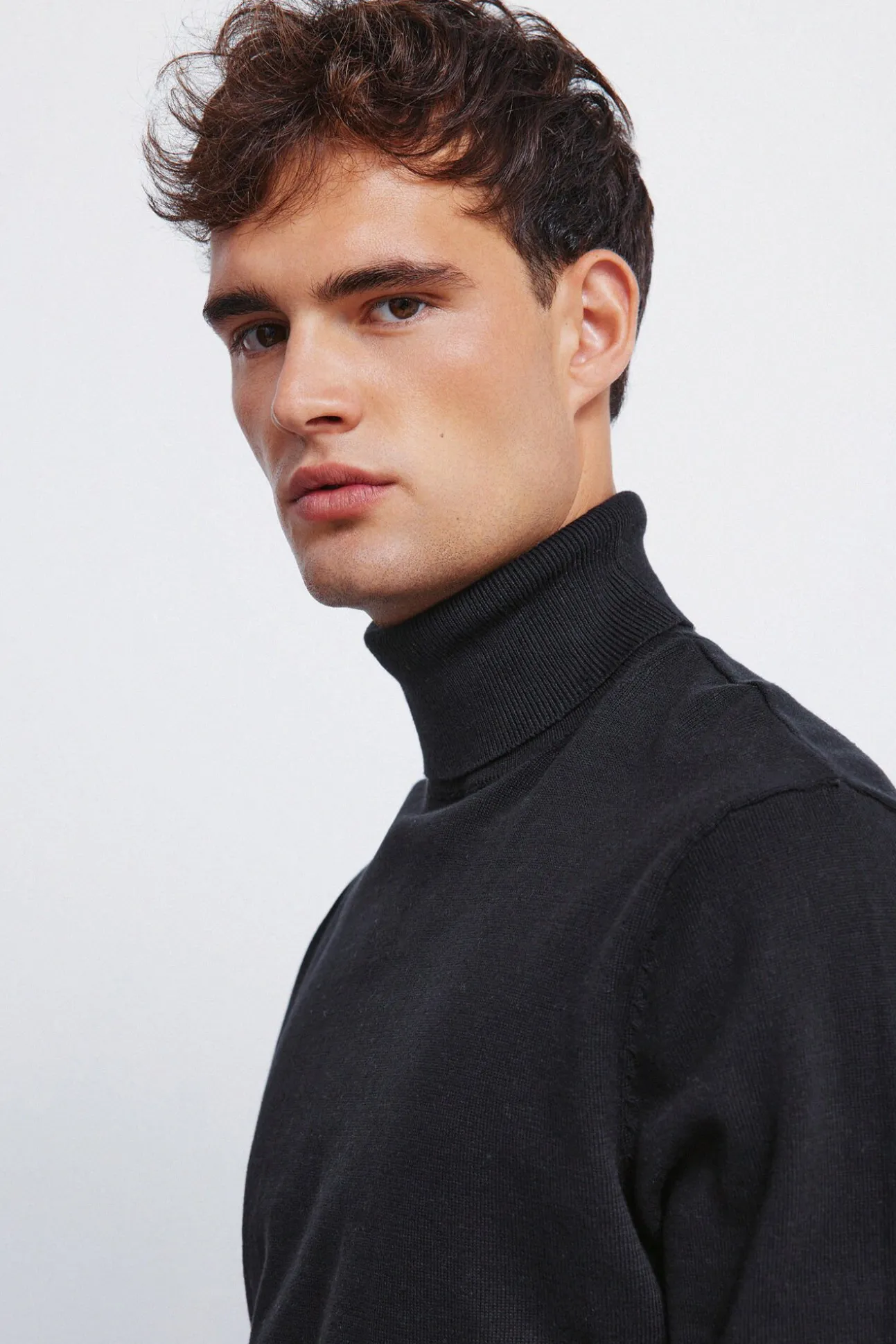 Jersey básico cuello alto