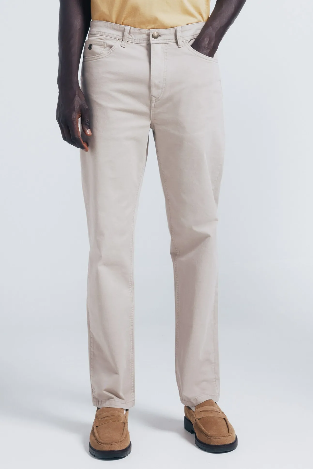 Pantalón 5 bolsillos color slim fit
