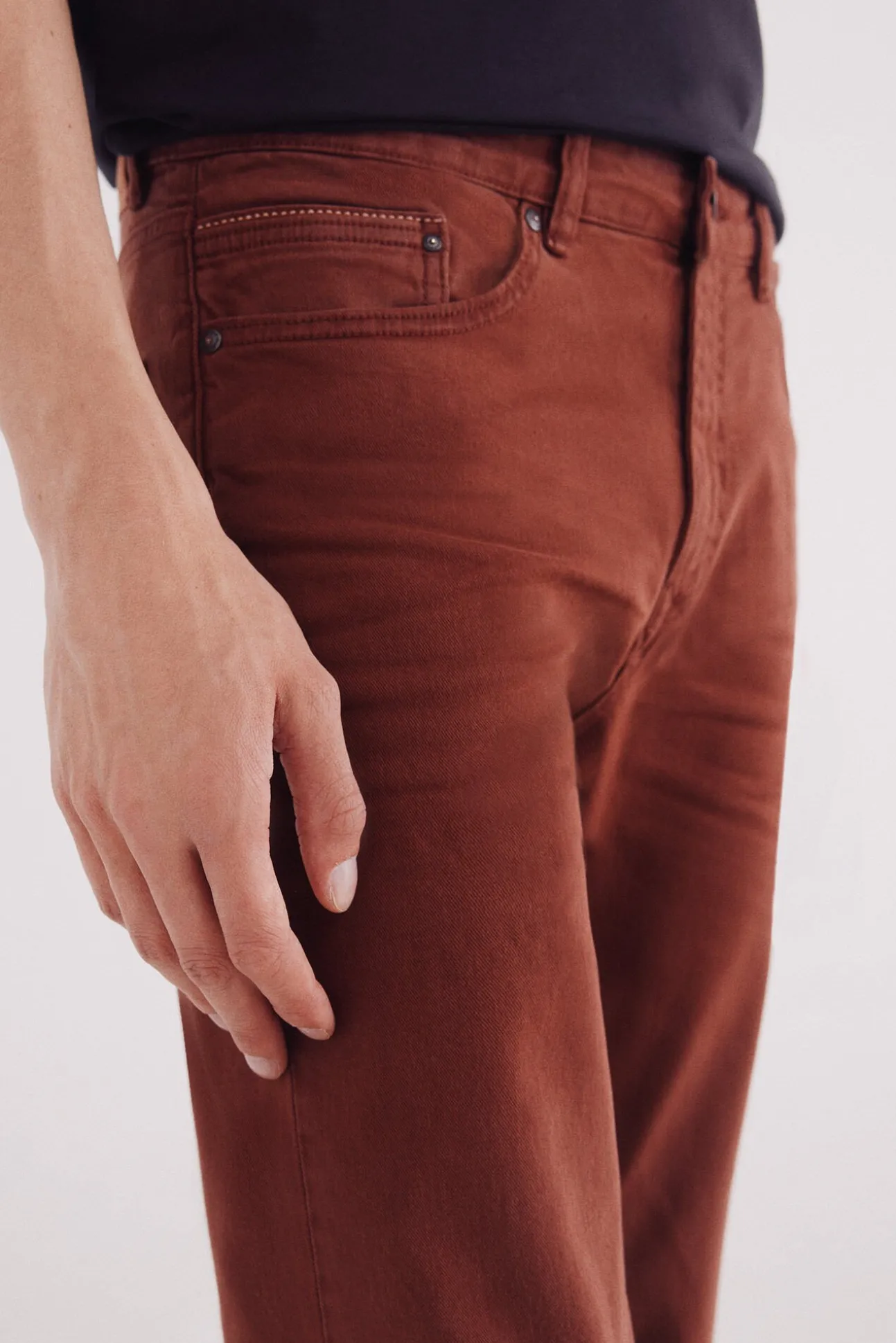 Pantalón 5 bolsillos color slim fit