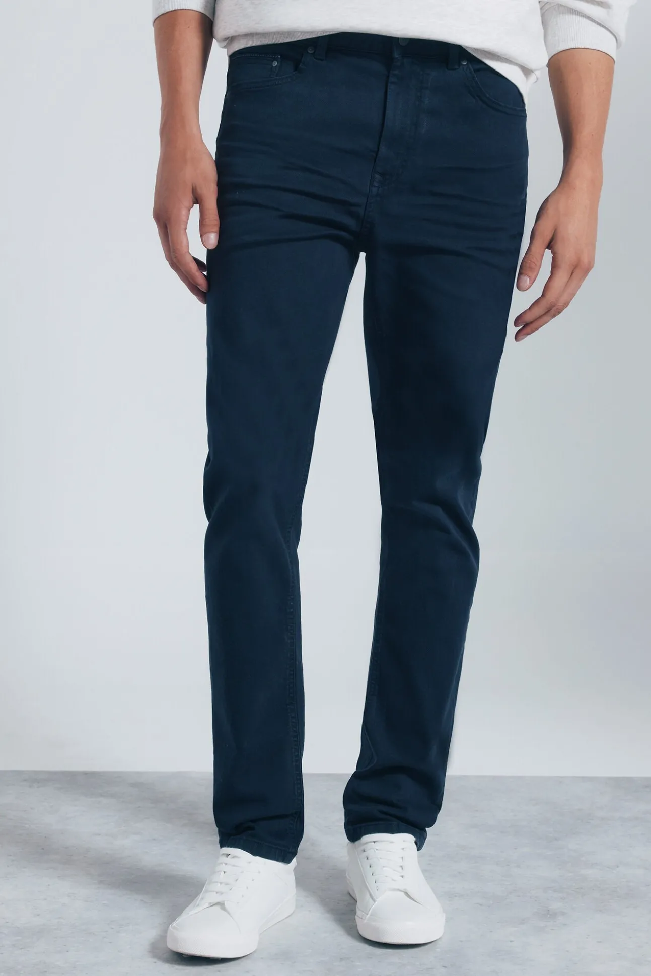 Pantalón 5 bolsillos color slim fit