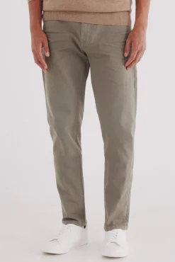 Pantalón 5 bolsillos color slim fit