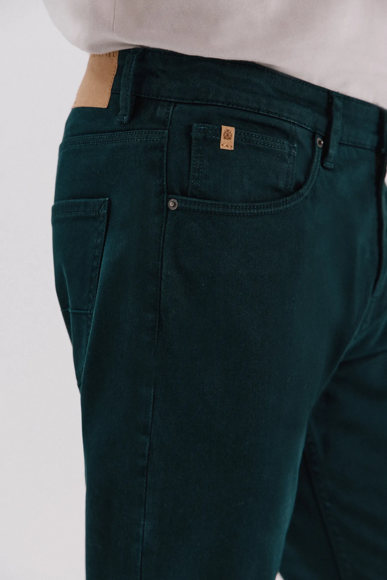 Pantalón 5 bolsillos color regular fit