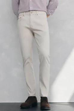 Pantalón 5 bolsillos color slim fit
