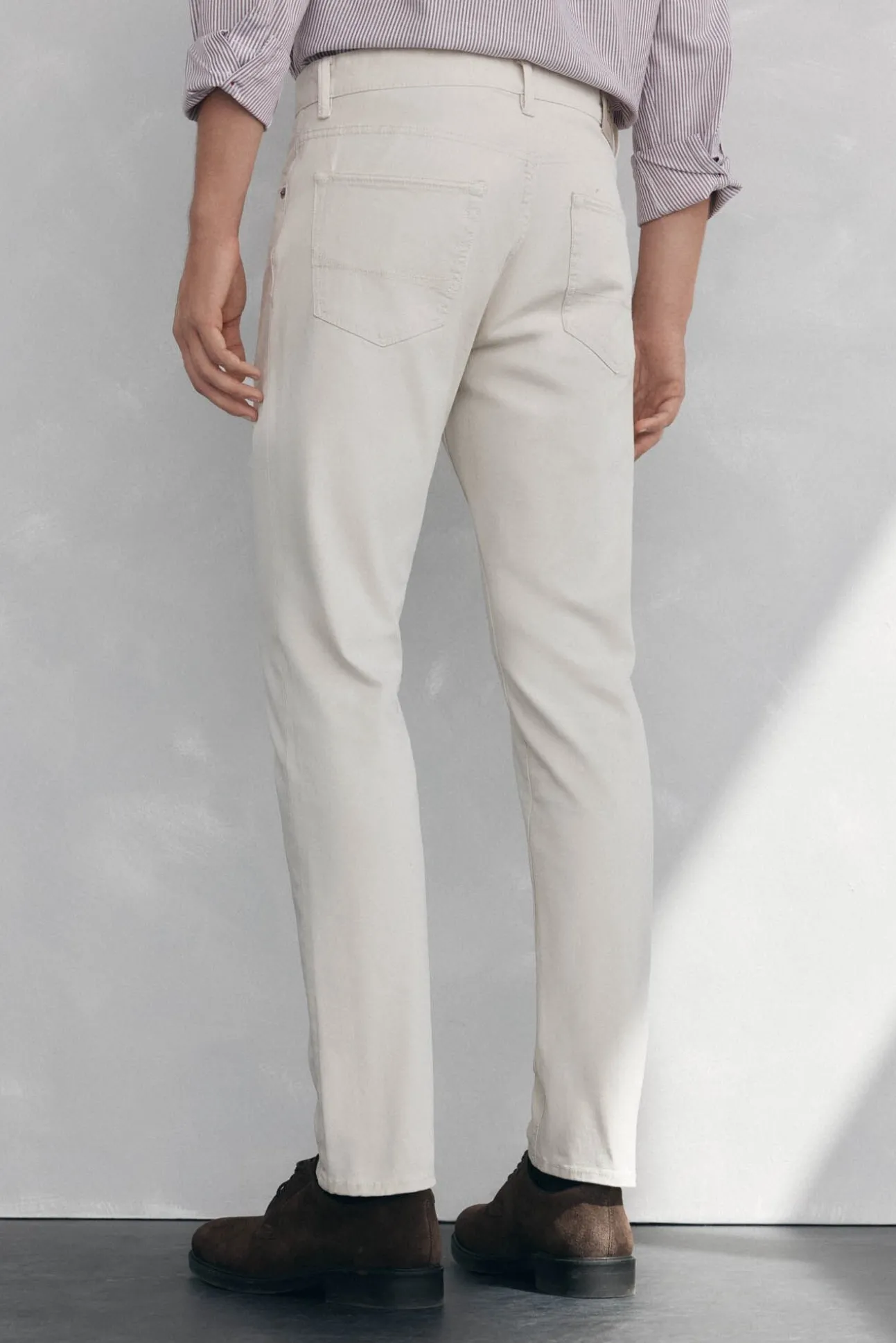 Pantalón 5 bolsillos color slim fit