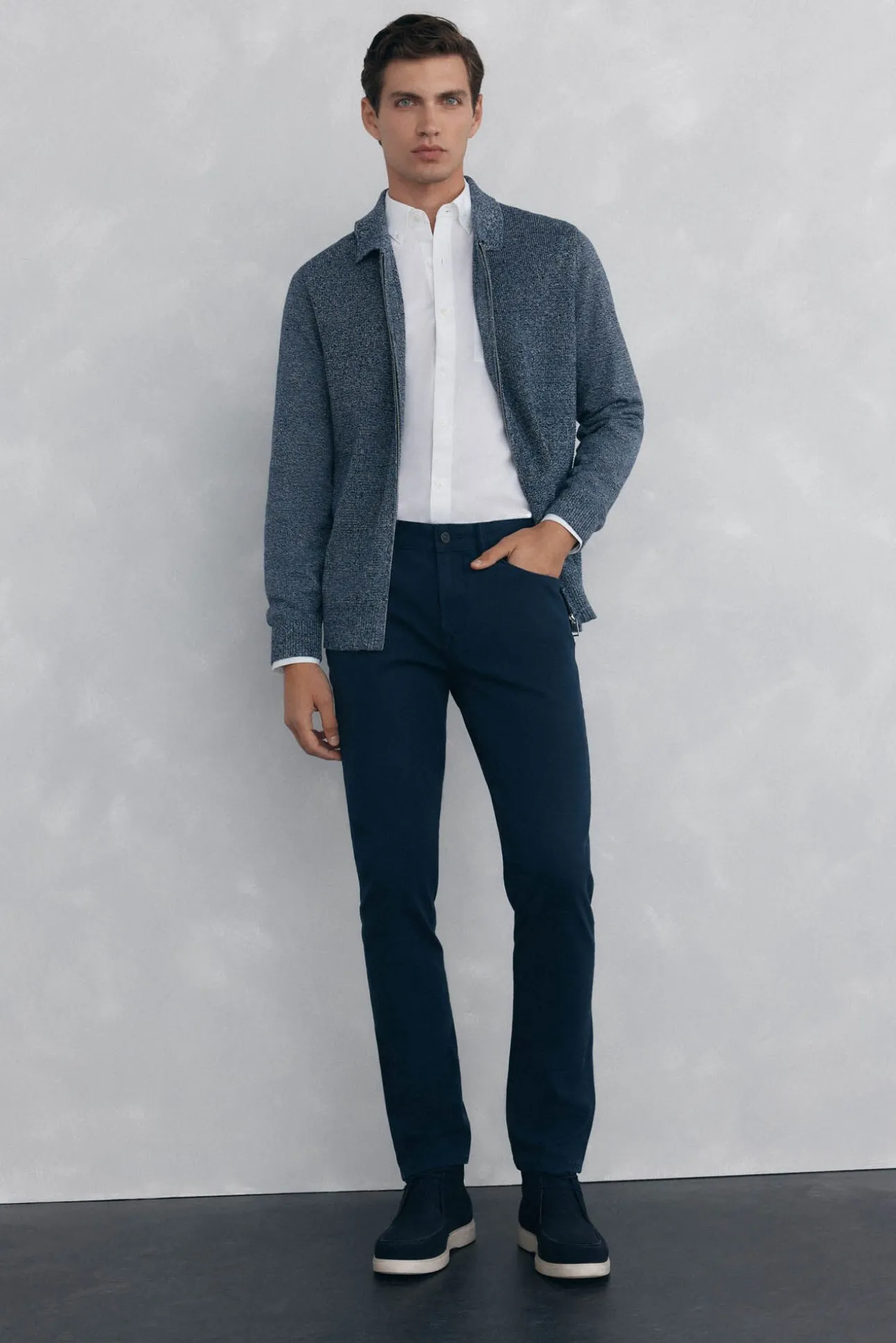 Pantalón 5 bolsillos color slim fit