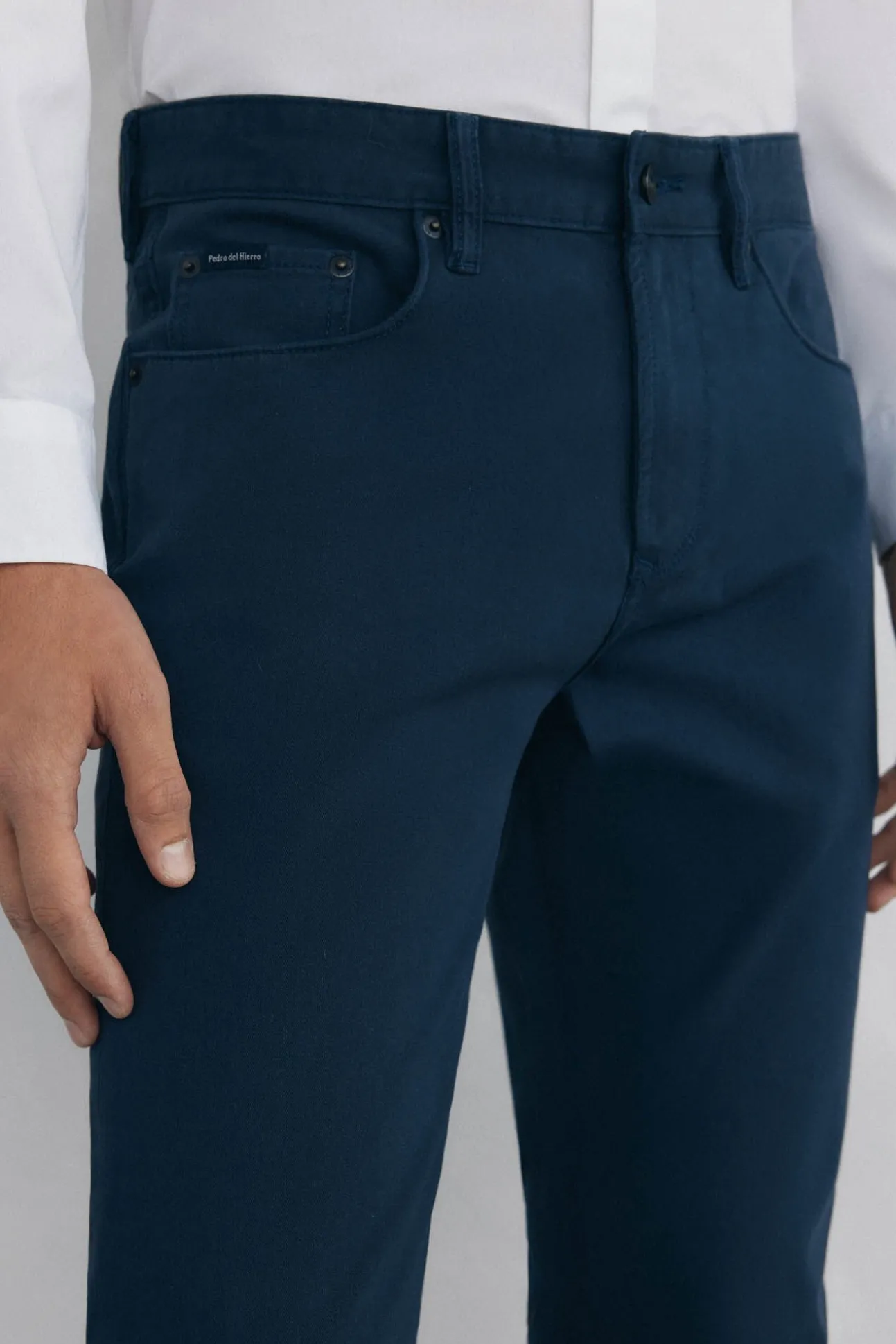 Pantalón 5 bolsillos color slim fit