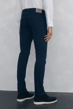 Pantalón 5 bolsillos color slim fit