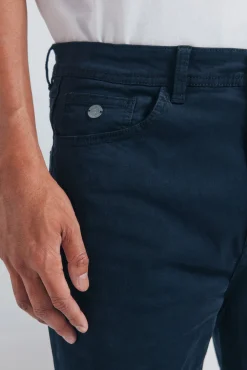 Pantalón 5 bolsillos color slim fit