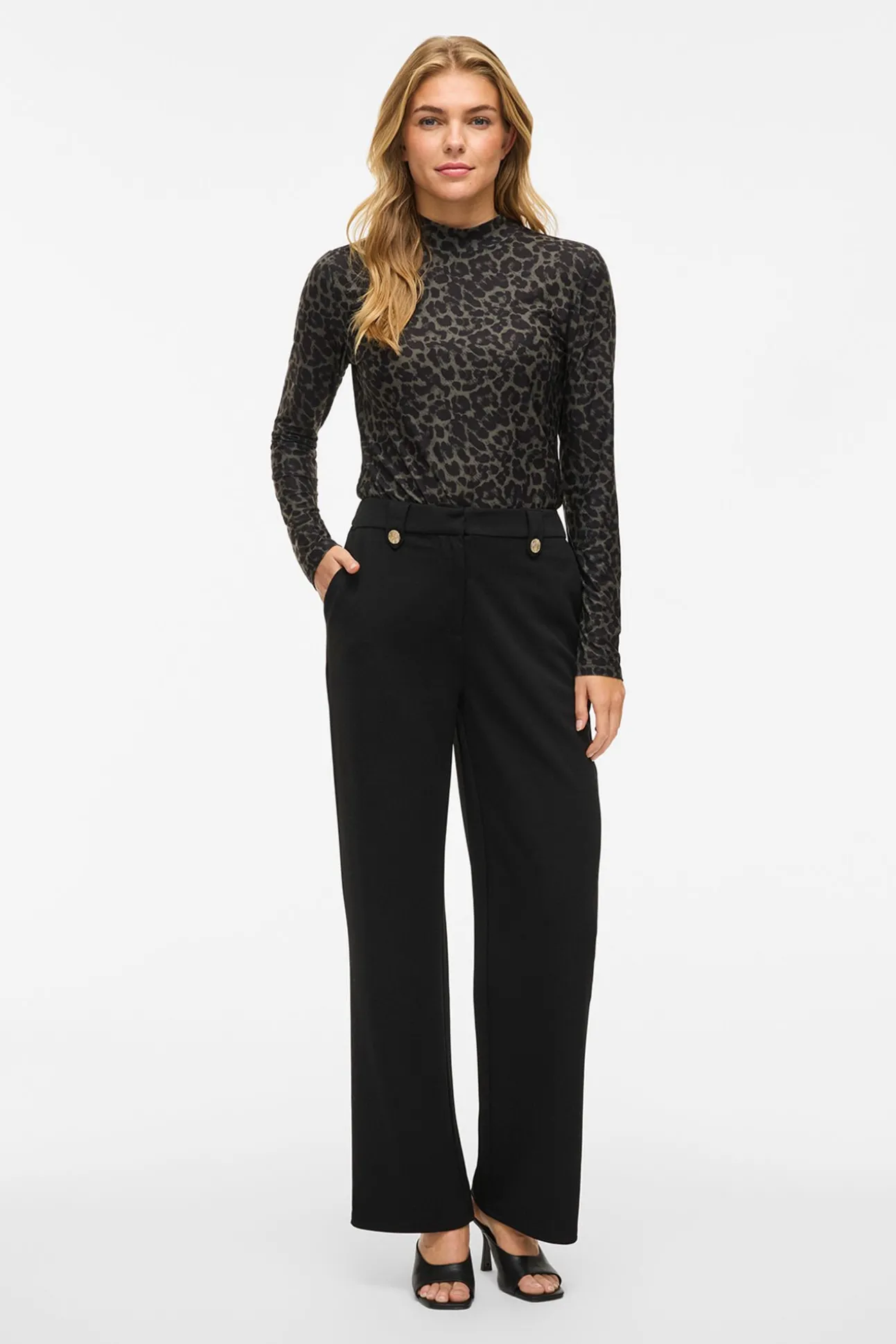 Pantalón ancho con botones