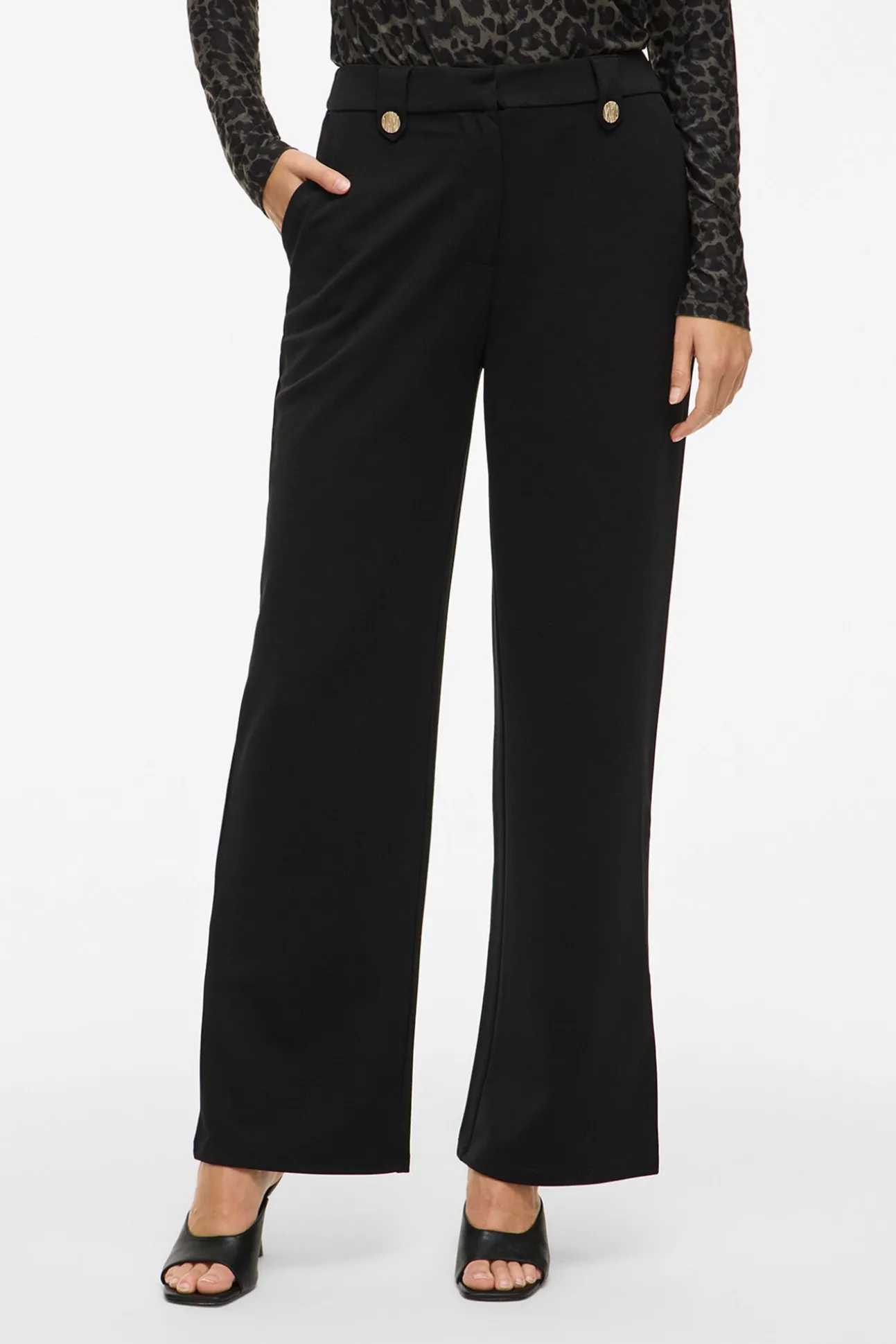 Pantalón ancho con botones
