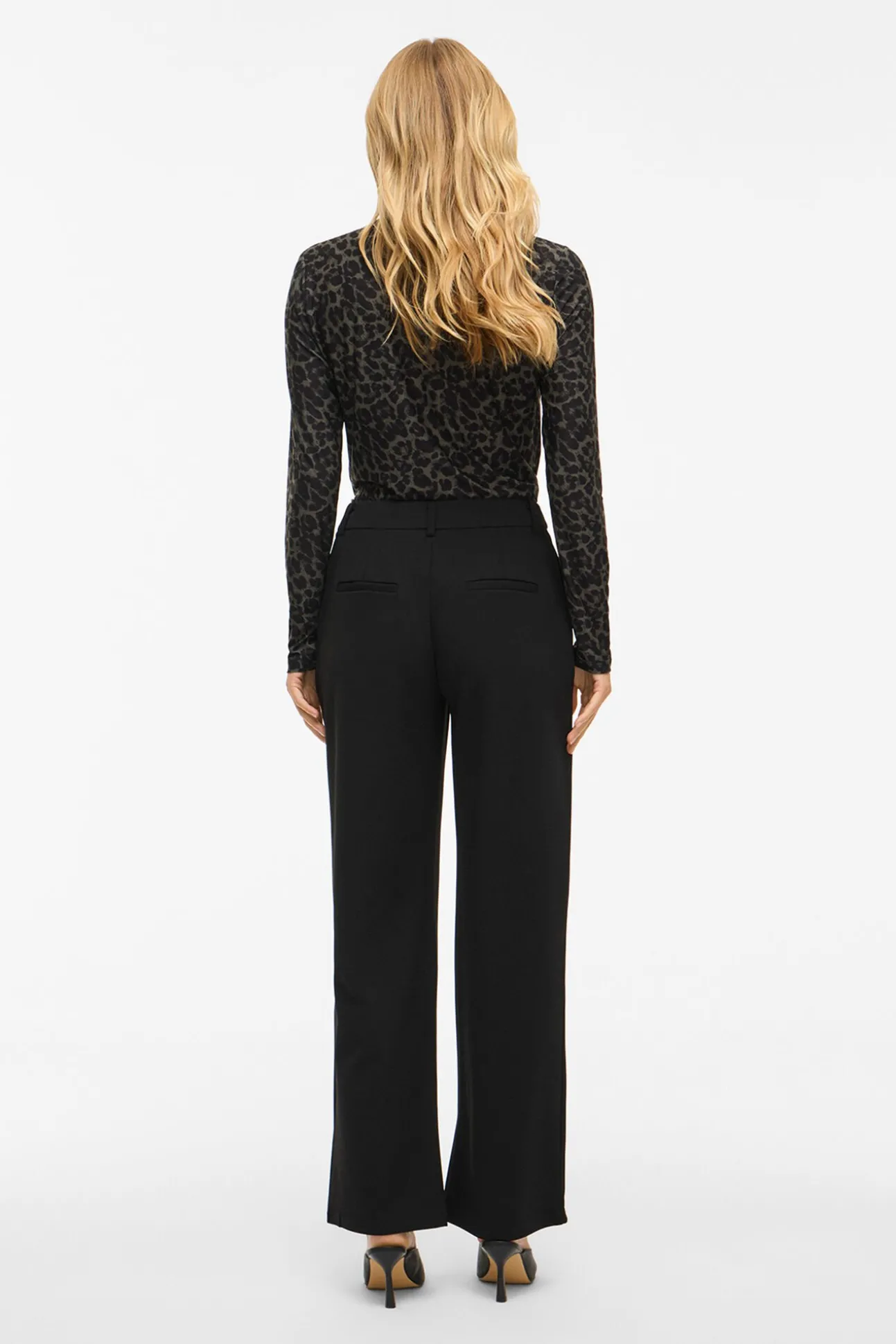 Pantalón ancho con botones