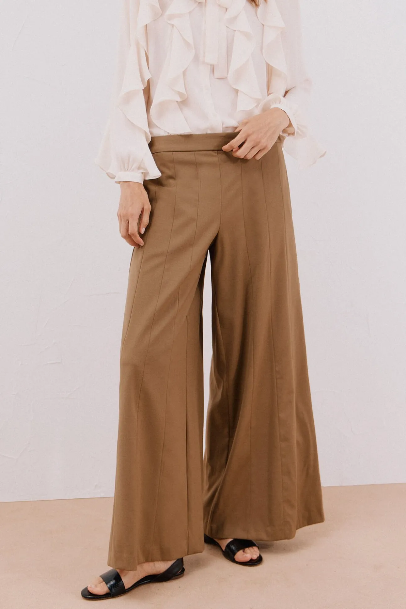 Pantalón ancho cortes