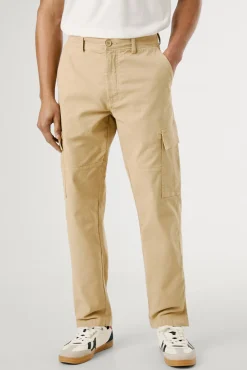Pantalón cargo regular tejido ligero.