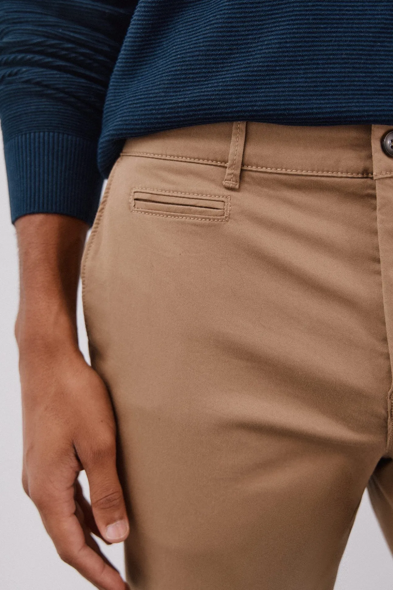 Pantalón chino ligero slim fit