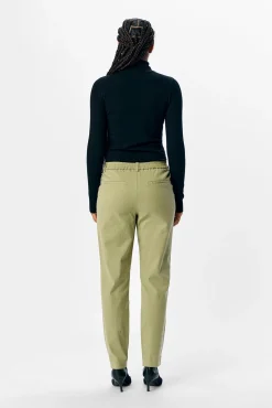 Pantalón chino sarga