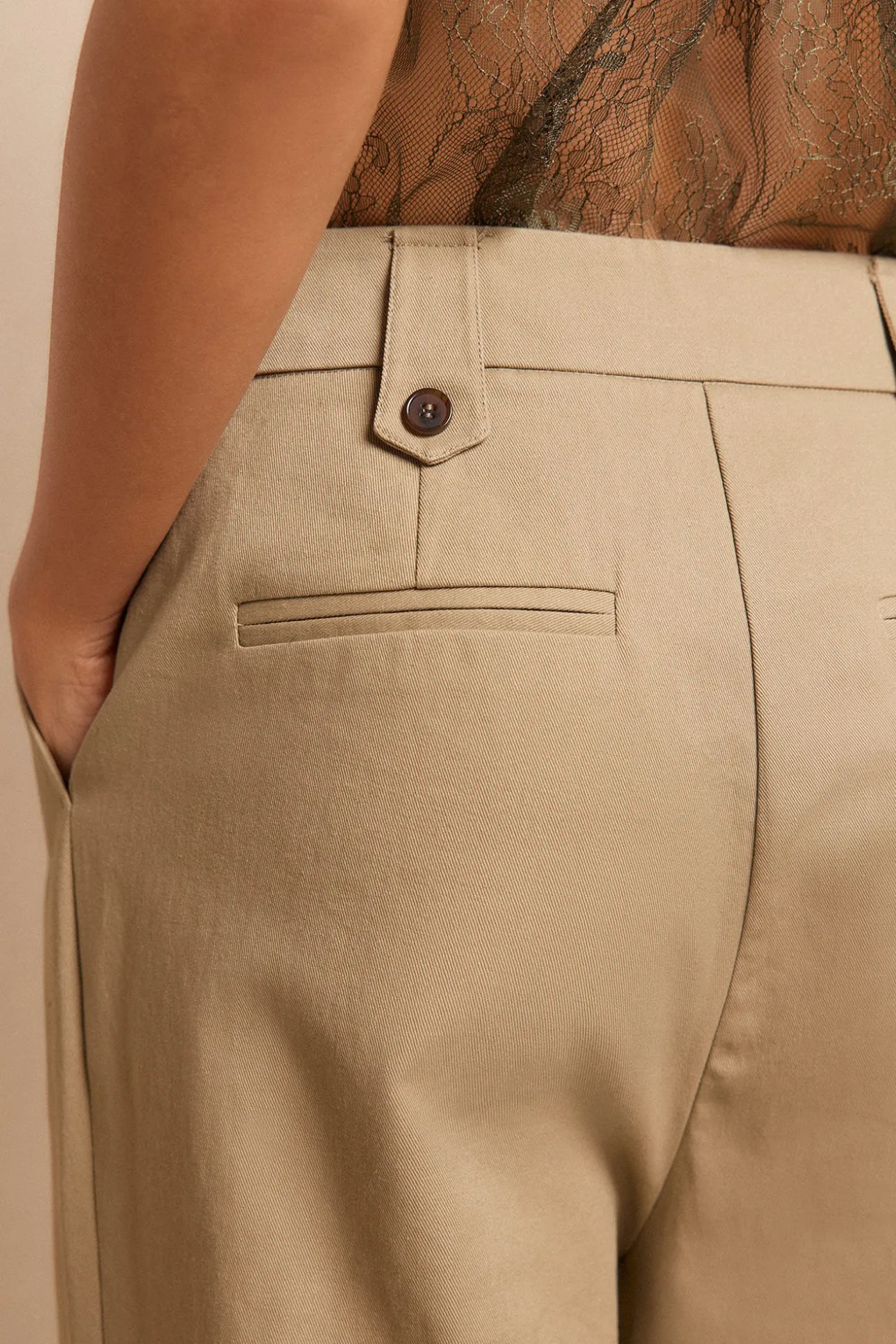 Pantalón de sarga con pinzas trabillas para el cinturón bolsillos funcionales laterales pernera ancha cierre mediante cremallera oculta y botón