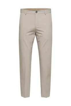 Pantalón de traje slim fit elaborado con materiales reciclados.