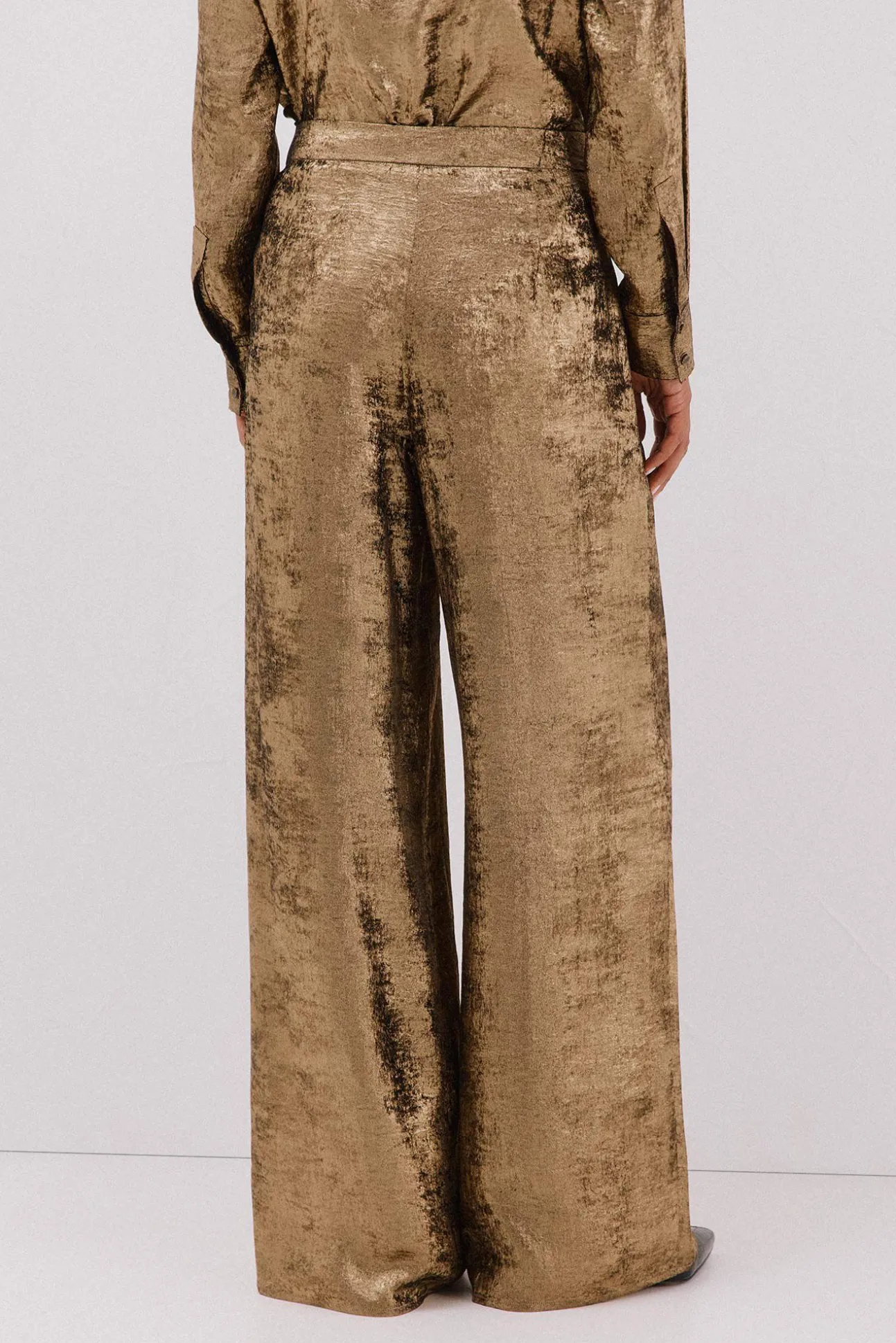 Pantalón dorado palazzo