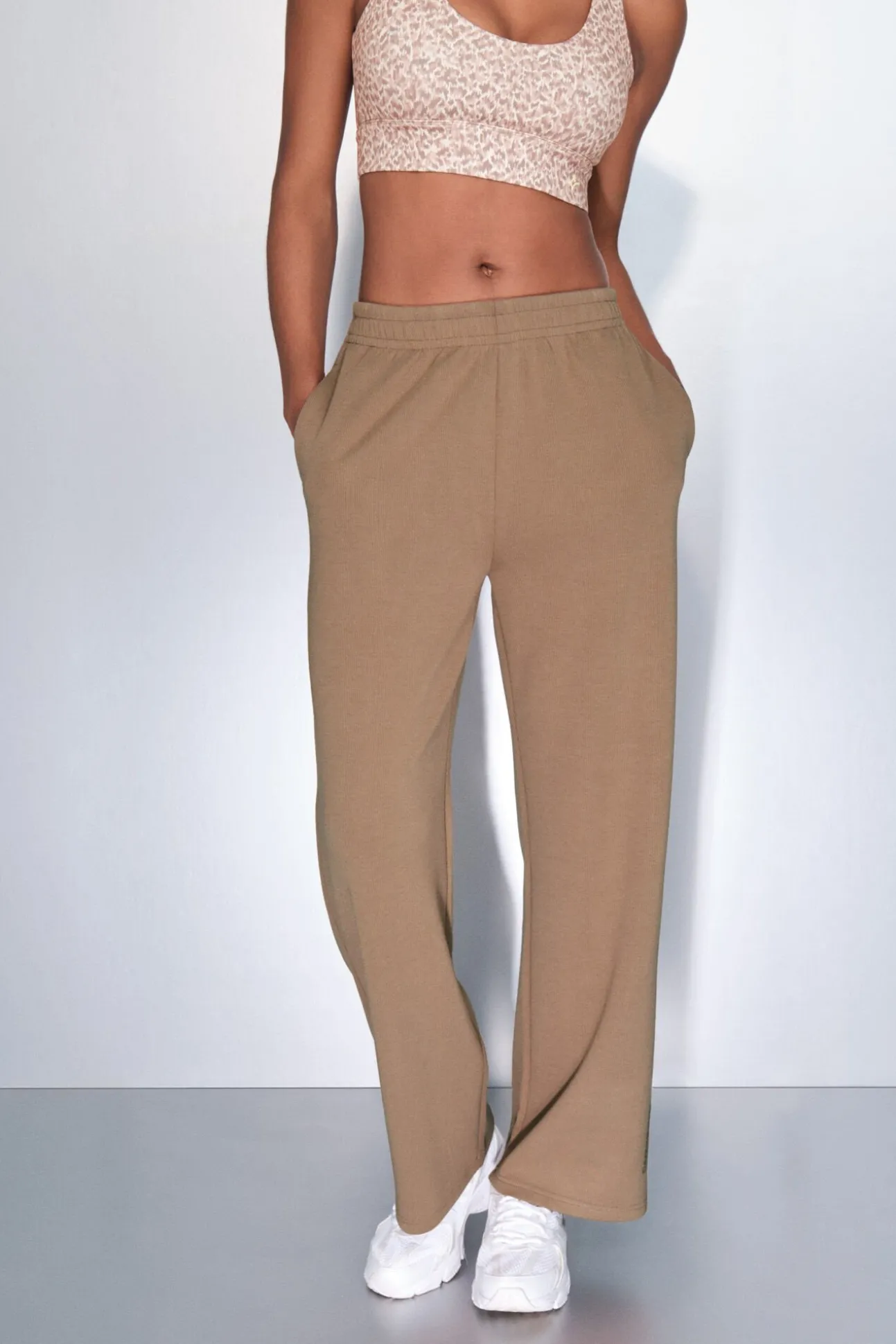 Pantalón recto ancho canalé marrón