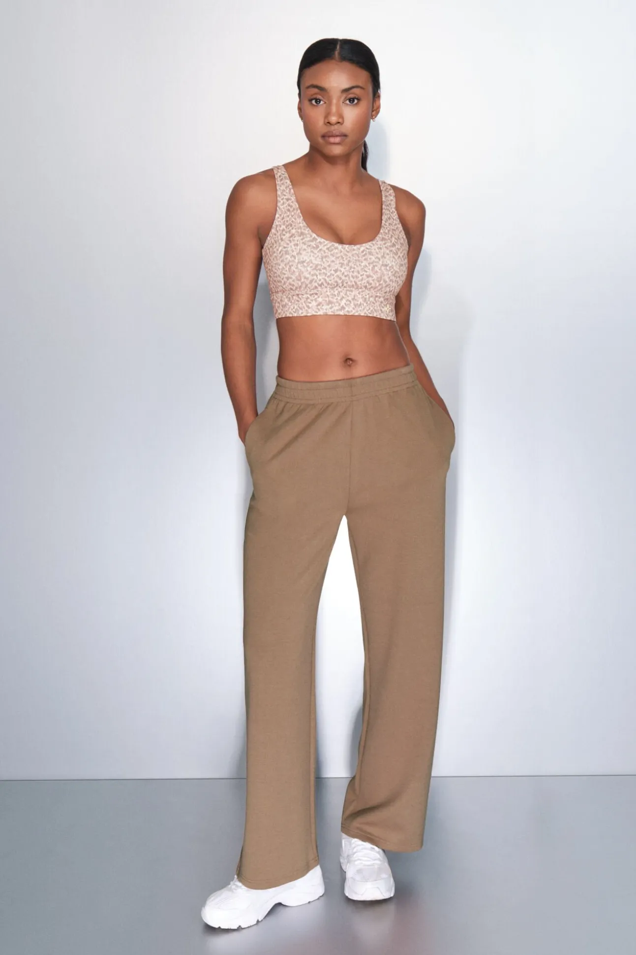 Pantalón recto ancho canalé marrón