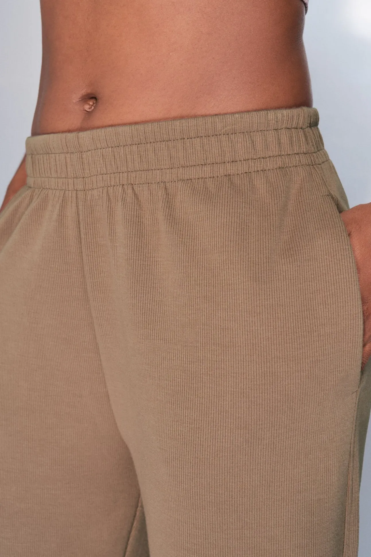 Pantalón recto ancho canalé marrón