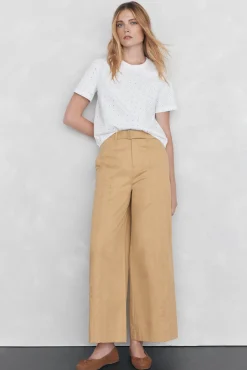 Pantalón recto con detalle de costuras