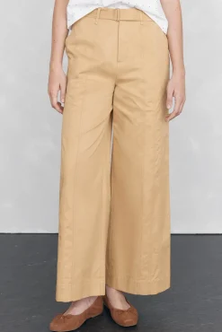 Pantalón recto con detalle de costuras