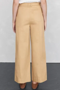 Pantalón recto con detalle de costuras